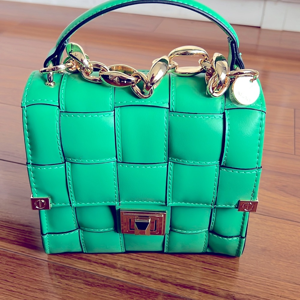 ALDO Palmata cross body bag in green weave with gold hardware color is green.